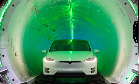 马斯克隧道挖掘公司：特斯拉电动汽车在地下隧道中速度完爆地面
