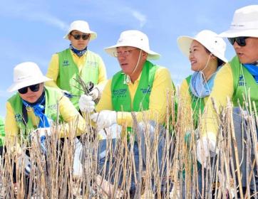 现代汽车集团首席副会长郑义宣参加内蒙古地区公益治沙活动