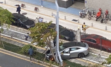 小鹏P7小角度全球首撞！气囊开启A柱没断