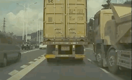 特斯拉自动驾驶又㕛叒出事了？行车记录仪视频曝光 突然加速撞货车！