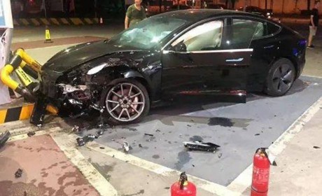 这是要去加油吗？上海一特斯拉Model 3失控撞进加油站