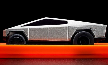 Cybertruck交付了！只要299，赛博卡车开回家