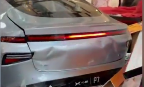 突发！小鹏P7商场中突然失控，撞塌展台！