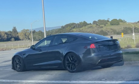 网友捕获野生Model S Plaid和Yoke方向盘