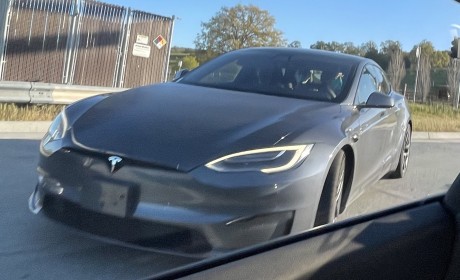 网友捕获野生Model S Plaid和Yoke方向盘