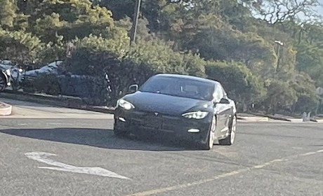 网友捕获野生Model S Plaid和Yoke方向盘