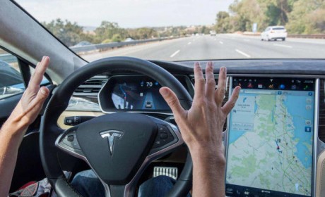 特斯拉Autopilot加入自动变道功能 现已在美国进行推送升级