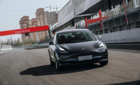 褪去科技外衣 我们把特斯拉Model 3开去了赛道
