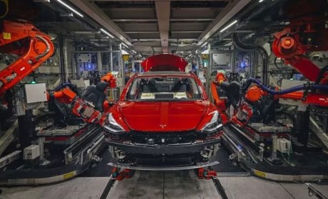 走进特斯拉工厂：所有设备全力生产Model 3