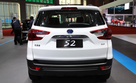 比亚迪S2正式下线 小型SUV/续航305km