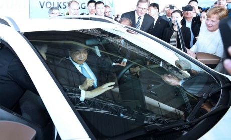 李克强与默克尔乘坐自动驾驶汽车