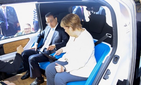 李克强与默克尔乘坐自动驾驶汽车