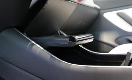 标配无线充电 特斯拉Model 3内饰配置升级