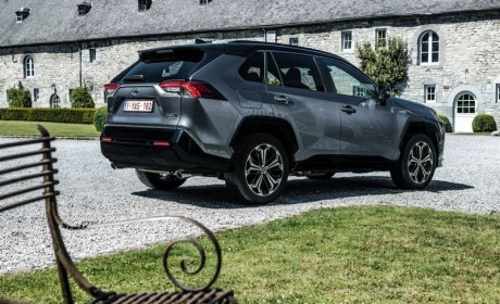 丰田RAV4插混版发布 搭2.5L引擎-百公里油耗仅1L