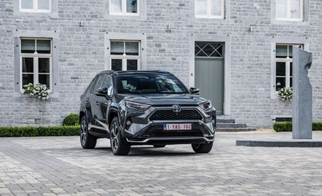 丰田RAV4插混版发布 搭2.5L引擎-百公里油耗仅1L