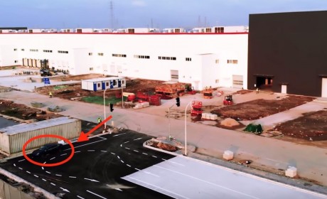 Model 3现身特斯拉上海工厂测试跑道 或下周投产