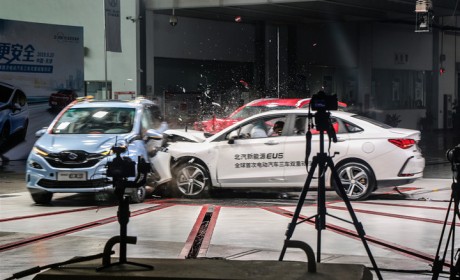 全球首次电动汽车三车双重碰撞测试 北汽新能源EX3表现满分