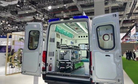 进口依维柯改装ECMO救护车亮相2021进博会