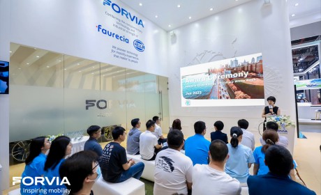 FORVIA佛瑞亚集团亮相首届上海国际低碳智慧出行展览会