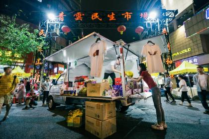 五菱荣光售货车助力中国“地摊经济”