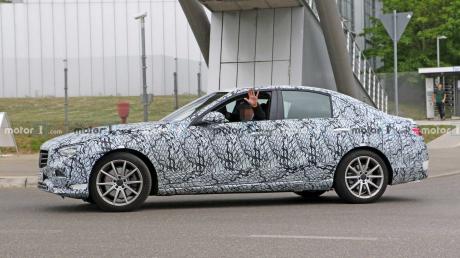 C63取消V8换成2.0T？2022款奔驰C级正在路试