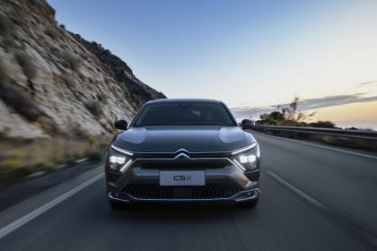 东风雪铁龙中高级车C5X全球首秀 中文定名凡尔赛