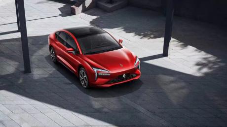 雷诺江铃集团首款A级纯电轿车命名“羿” 今年下半年上市