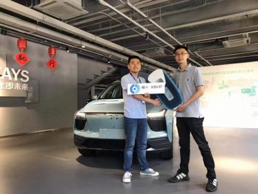 向快卜交付首台爱驰U5 爱驰“光储充检”超充站将于8月底落地