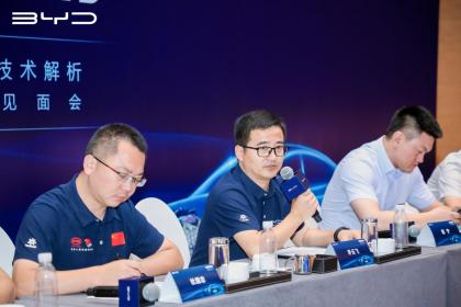 来自比亚迪DM-i超级混动的降维打击，颠覆的不只是新能源汽车市场