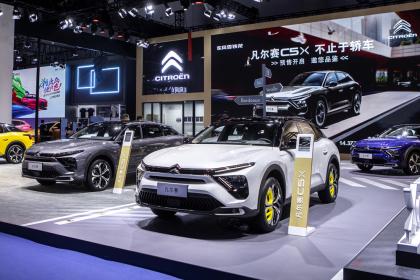 东风雪铁龙凡尔赛C5 X亮相成都车展 用多款颜色锁住你的心