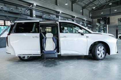 上汽大通MAXUS MIFA 9再扩容 福祉版车型亮相海口新能源车展