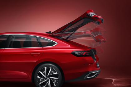 上汽大众凌渡L官图发布 造型夸张 配无框式车门+掀背式尾门