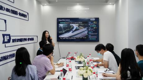 智启未来 宏景智驾携全栈智能驾驶解决方案亮相世界智能网联汽车大会