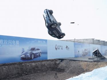 欧拉闪电猫高速螺旋翻滚跌落挑战成功 国内电动车尚数首次