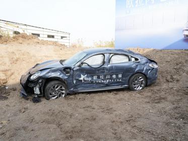 欧拉闪电猫高速螺旋翻滚跌落挑战成功 国内电动车尚数首次