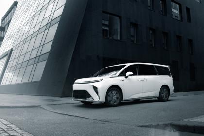 上汽大通MAXUS MIFA 9右舵版登陆澳门车展