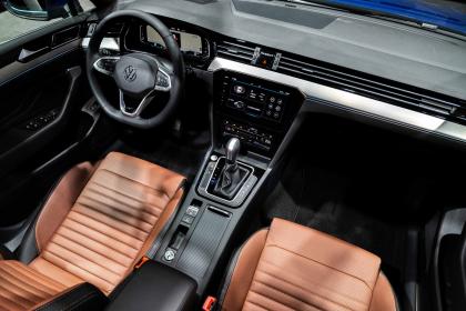 途锐与蔚揽旅行轿车强势来袭 大众进口汽车登临广州车展