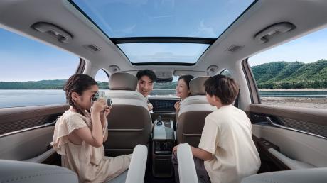 荣威全新旗舰中大型SUV RX9开启预售 3月初上市