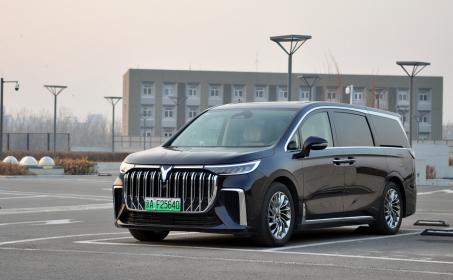 自动变道辅助功能很实用 体验岚图梦想家驾驶辅助系统