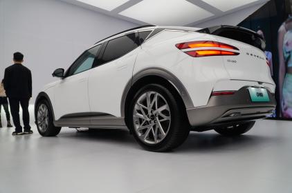 捷尼赛思纯电平台E-GMP首款车型GV60上市 售价28.58万元起