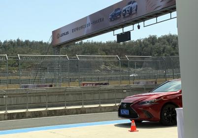 试驾雷克萨斯ES 300h F SPORT，TC君发现自己低估了它