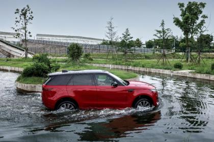 胜临其境 豪华挑战者再启征途 全新一代揽胜运动版纵行首都