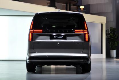 沃尔沃首款纯电豪华MPV EM90全球首发 售价81.8万元