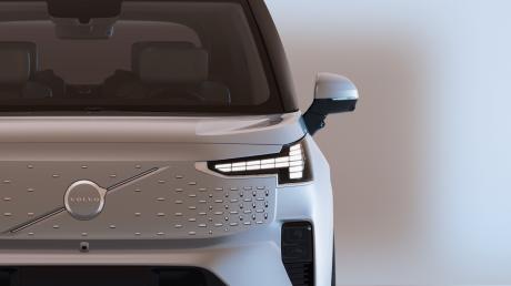 沃尔沃首款纯电豪华MPV EM90全球首发 售价81.8万元