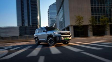 比亚迪华为联合发布方程豹 豹8上市 售价37.98万-40.78万元