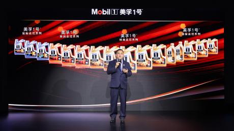 美孚1号产品“焕新升级” 品牌体验官吴彦祖与红牛车手维斯塔潘共同见证