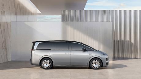 零跑D99全球首秀 30万元级纯电/增程双线旗舰MPV