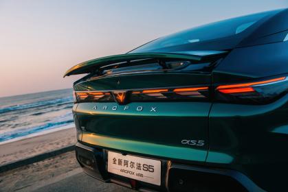 纯电720km/增程1450km 极狐全新阿尔法S5上市补贴价9.98万起