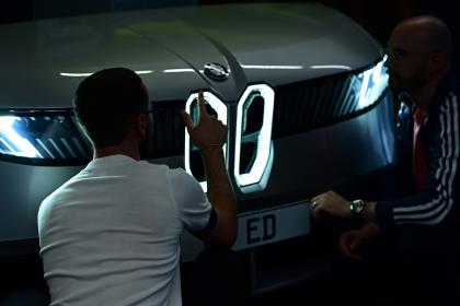 佛瑞亚海拉为全新宝马iX3打造“超感数字融合”标志性前脸