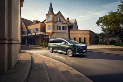 北汽极狐旗舰MPV极狐问道V9开启预售 补贴价21.99万-28.69万元